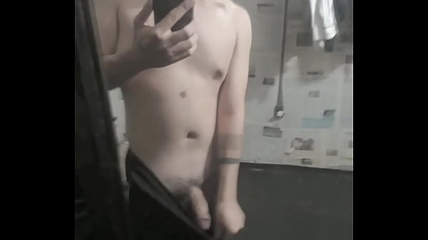 Asian Guy Sucking big cock Việt Nam Gay sục cặc trước gương.