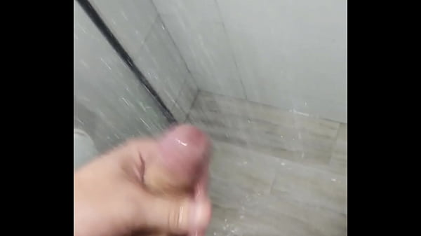 Punheta gostosa no banho, gemendo forte