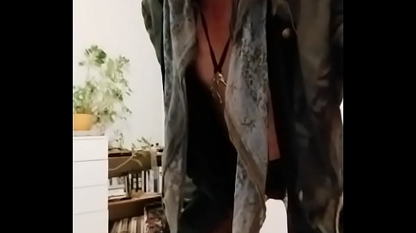 Chapeau et petit cul comme une petite salope