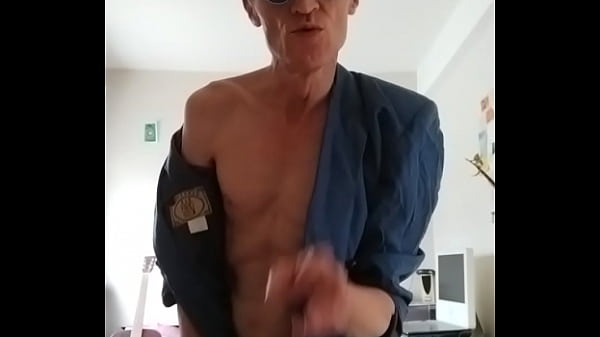 En veste et lunettes bleues, avec ma bite et mon petit cul, pour Vous…!!