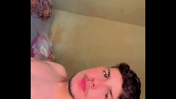 Novinho mostrando pau